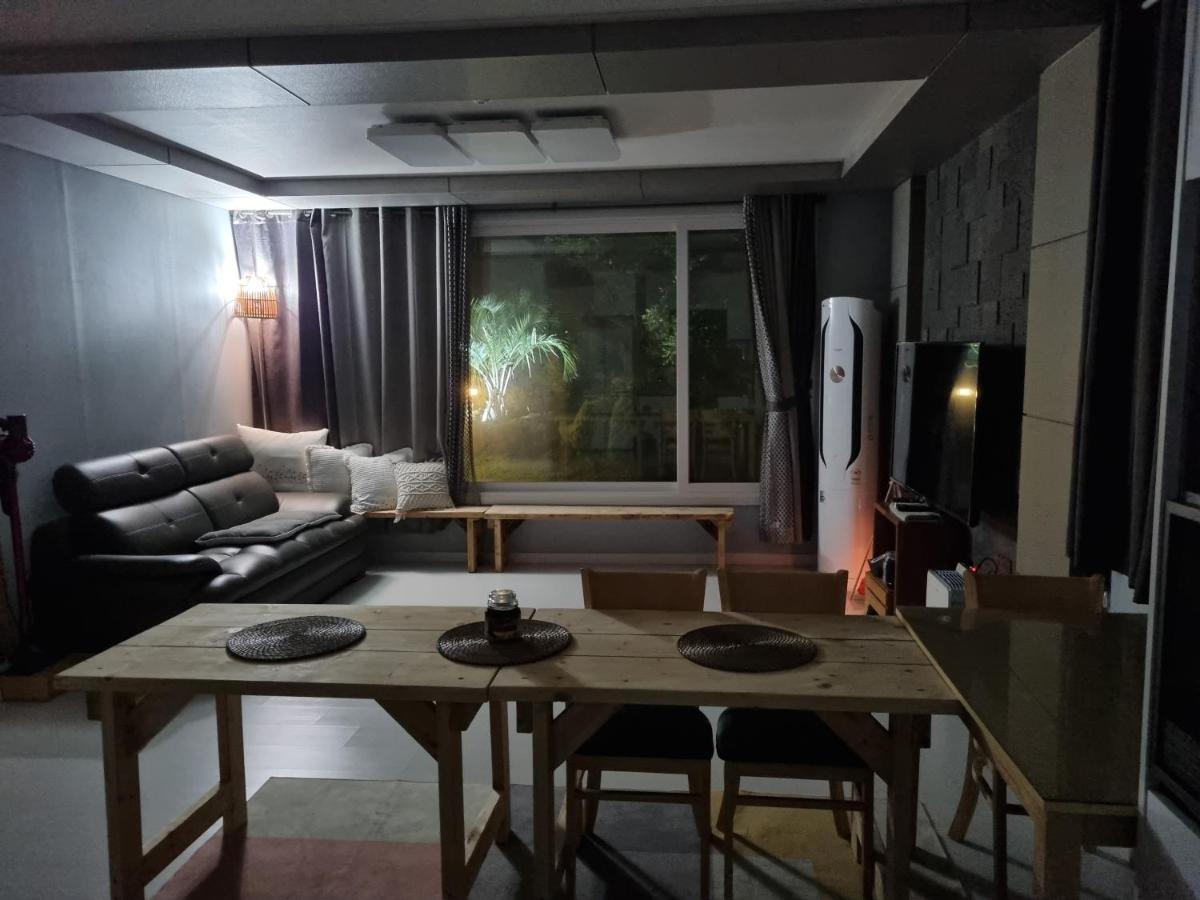 Gashi Sarang Bed & Breakfast Seogwipo Exterior photo